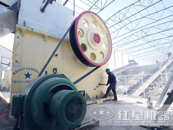 張旭在現(xiàn)場對設(shè)備進行檢修 張旭在現(xiàn)場對設(shè)備進行檢修